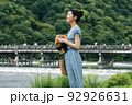 京都 嵐山を旅する女性 92926631