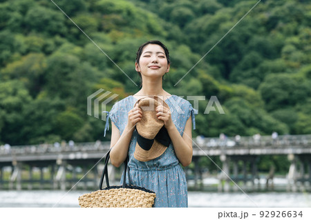 一人旅を満喫する女の子 一人旅を満喫する女の子 92926634