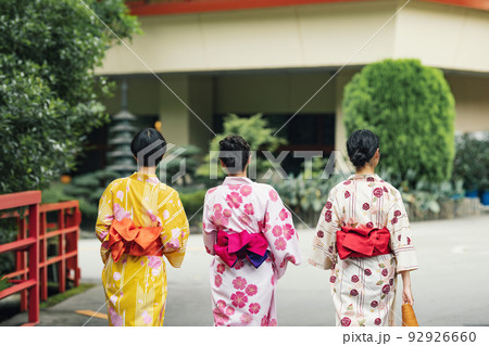 友達と温泉旅行に訪れる浴衣姿の女性 92926660