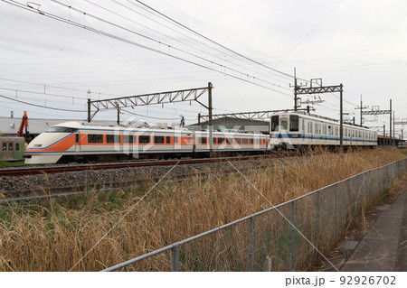 北館林荷扱所を行く東武佐野線8000系 92926702