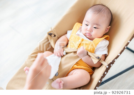ガーゼハンカチで引っ張り合い遊びをする赤ちゃん ガーゼハンカチで引っ張り合い遊びをする赤ちゃん 92926731