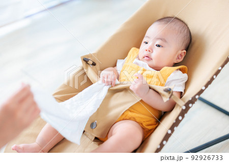 ガーゼハンカチで引っ張り合い遊びをする赤ちゃん ガーゼハンカチで引っ張り合い遊びをする赤ちゃん 92926733