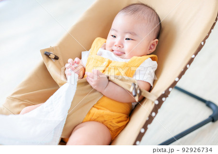 楽しく引っ張り合い遊びをする赤ちゃん 楽しく引っ張り合い遊びをする赤ちゃん 92926734