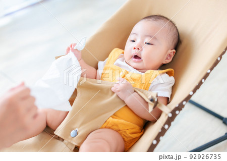 綱引き遊びする赤ちゃん にぎにぎ遊び 引っ張りっこ 綱引き遊びする赤ちゃん にぎにぎ遊び 引っ張りっこ 92926735