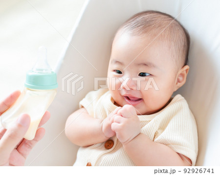 ミルクを見て嬉しそうな表情の赤ちゃん ミルクを見て嬉しそうな表情の赤ちゃん 92926741
