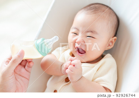 ミルクを見て嬉しそうな笑顔の赤ちゃん 92926744