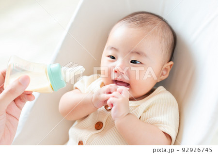 ミルクを見て嬉しそうな赤ちゃん 92926745