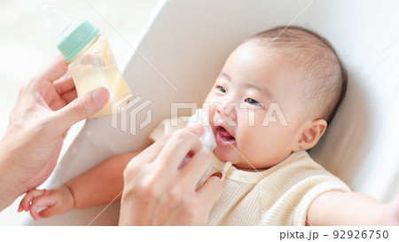 赤ちゃんの口周りのケア　拭き取る　飲みこぼし　ミルクかす 92926750