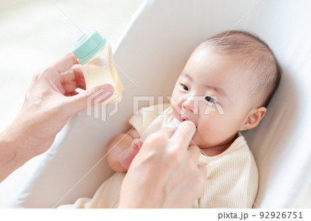 赤ちゃんの口周りのケア　拭き取る　飲みこぼし　ミルクかす 92926751