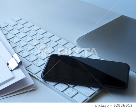 書類、スマホ、パソコンのビジネスイメージ  92926918