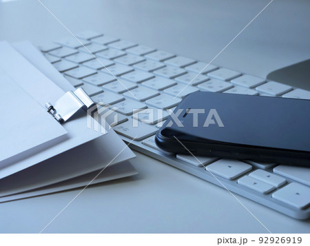 書類、スマホ、パソコンのビジネスイメージ  92926919