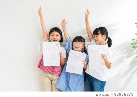 100点のテストに喜ぶ、3人の小学生。 100点のテストに喜ぶ、3人の小学生。 92926979
