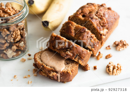 Vegan banana bread loaf with walnuts Vegan banana bread loaf with walnuts 92927318