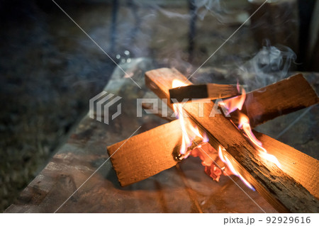 焚き火台で焚き火をする風景 92929616