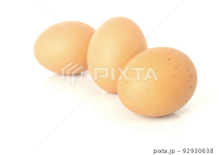 Fresh eggs are isolated on white background. 92930638