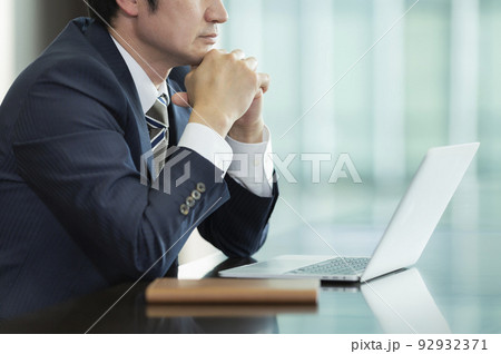 考えるビジネスマン 92932371