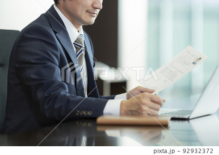 履歴書を見るビジネスマン 92932372