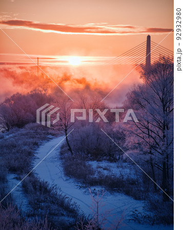 早朝の気嵐 92932980