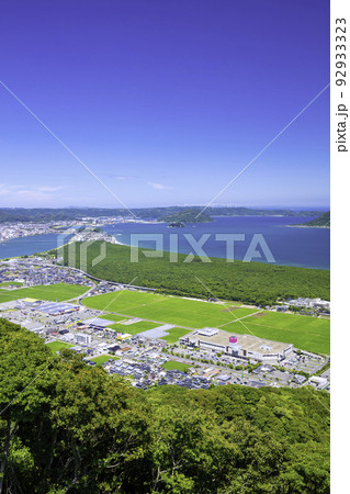 鏡山西展望台から見た美しい虹の松原と唐津市の町並み（佐賀県唐津市） 92933323