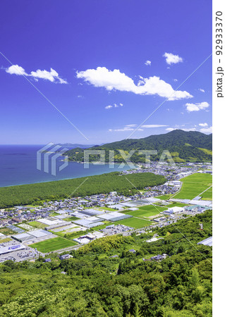 鏡山西展望台から見た美しい虹の松原と唐津市の町並み（佐賀県唐津市） 92933370