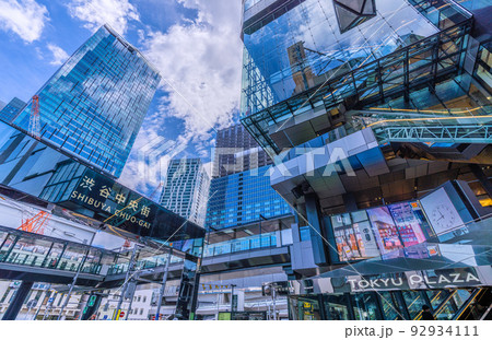 日本の東京都市景観　渋谷中央街から東急プラザ（渋谷フクラス）などを望む・左奥は渋谷駅＝8月8日 92934111