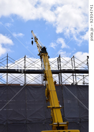 建設工事現場に設置された足場 建設工事現場に設置された足場 92934741