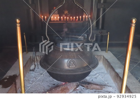 【広島県】日本三景安芸の宮島 弥山の霊火堂(大聖院)消えずの火 【広島県】日本三景安芸の宮島 弥山の霊火堂(大聖院)消えずの火 92934925