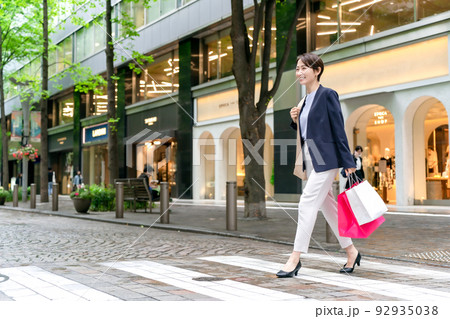 ショッピング　女性 92935038