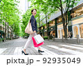 ショッピング　女性 92935049
