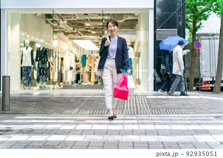 ショッピング　女性 92935051