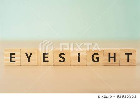 視力・視界・視野のイメージ｜「EYESIGHT」と書かれたブロック 92935553