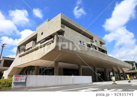 コンクリート打放しの建築物（神奈川県立青少年センター） 92935745