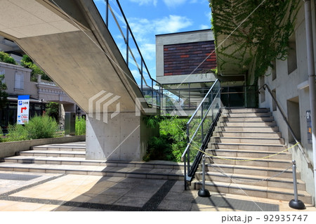 コンクリート打放しの建築物（神奈川県立青少年センター） 92935747