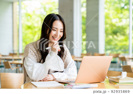 大学でパソコンを使う女の子 92935869