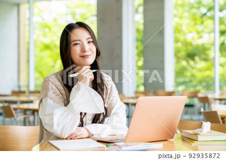 大学でパソコンを使う女の子 92935872