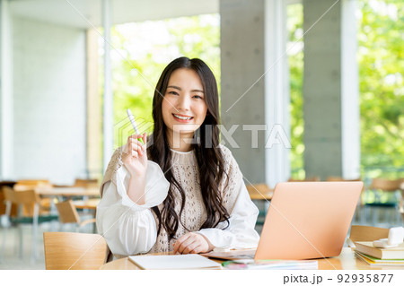 大学でパソコンを使う女の子 92935877