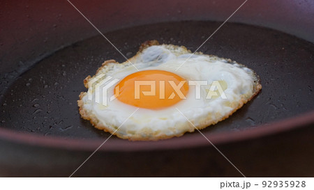 フライパンで焼かれた目玉焼き 92935928
