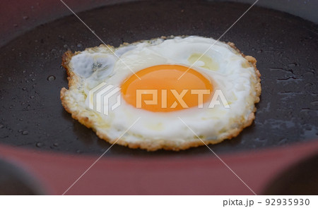 フライパンで焼かれた目玉焼き 92935930