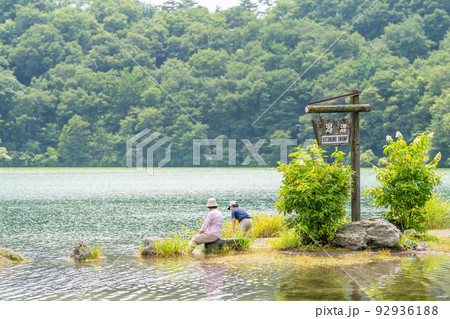 潟沼　祖母と孫　水遊び 92936188