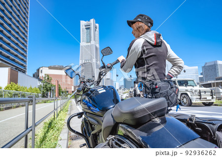 横浜をツーリングする女性ライダー 後ろ姿 横浜をツーリングする女性ライダー 後ろ姿 92936262