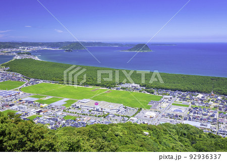 鏡山西展望台から見た美しい虹の松原と唐津市の町並み（佐賀県唐津市） 92936337