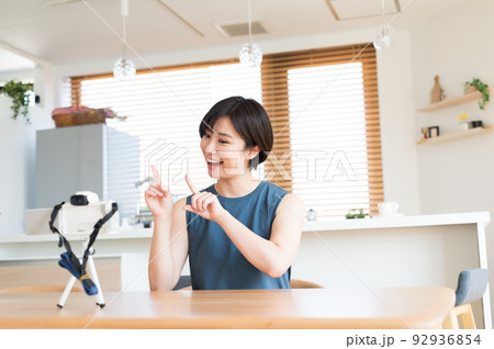 カメラの前で動画を収録する女性 92936854