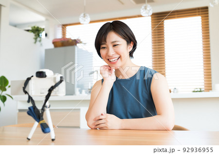 カメラの前で動画を収録する女性 92936955