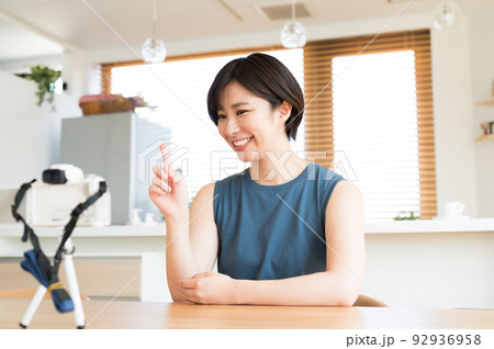 カメラの前で動画を収録する女性 92936958
