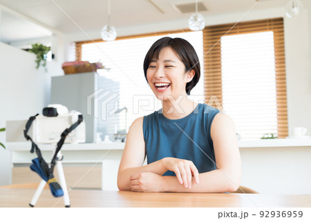 カメラの前で動画を収録する女性 92936959