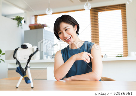 カメラの前で動画を収録する女性 92936961