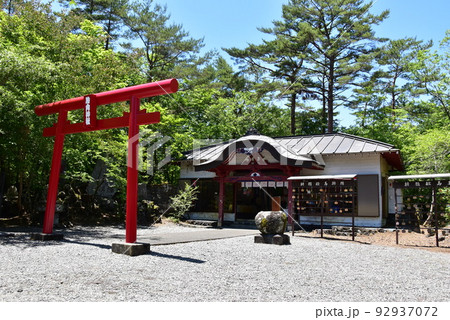 冨士河口湖町　河口湖フィールドセンターの船津胎内神社 92937072