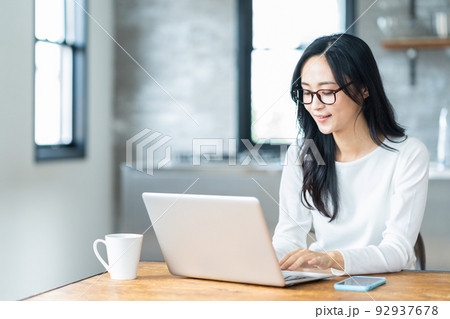 女性 リビング パソコン テレワーク リモートワーク ライフスタイル 女性 リビング パソコン テレワーク リモートワーク ライフスタイル 92937678