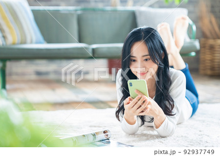 女性 リビング くつろぐ ライフスタイル ニューノーマル 女性 リビング くつろぐ ライフスタイル ニューノーマル 92937749