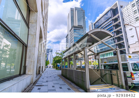 日本の東京都市景観　溜池山王駅9番出口。壁がなくオープン。左横はコマツビル。右奥に山王パークタワー 92938432